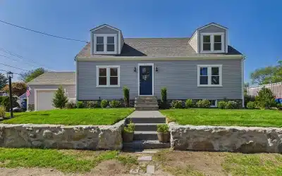 13 Hammond St, Mattapoisett, MA 02739